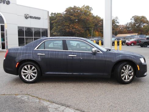 Used 2015 Chrysler 300 C w/ Light Group image 17