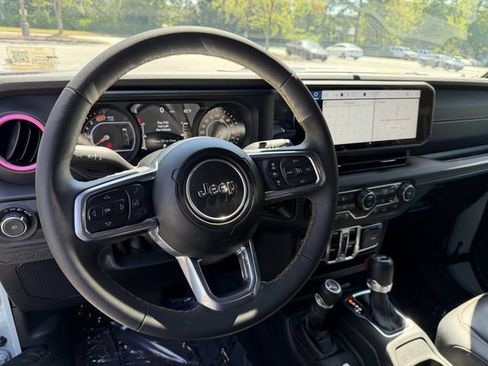 Used 2024 Jeep Wrangler Unlimited Sahara w/ Technology Group AWD/4WD image 16