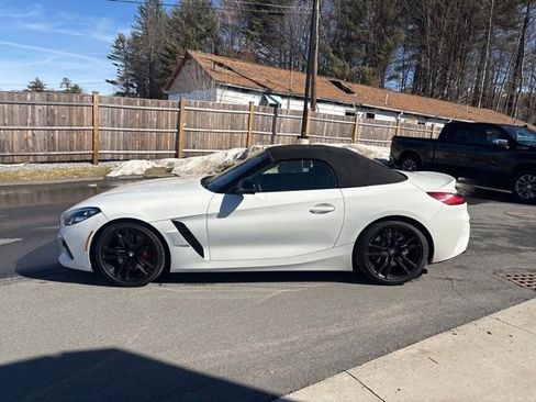 Used 2022 BMW Z4 M40i w/ Premium Package image 7