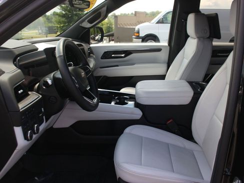 Used 2025 Chevrolet Tahoe Premier AWD/4WD image 17