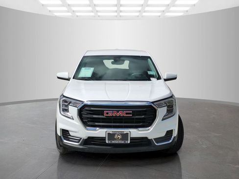 Used 2024 GMC Terrain SLE FWD image 2