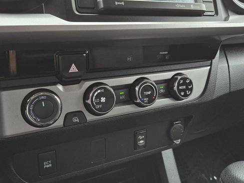 Used 2017 Toyota Tacoma SR5 AWD/4WD image 22