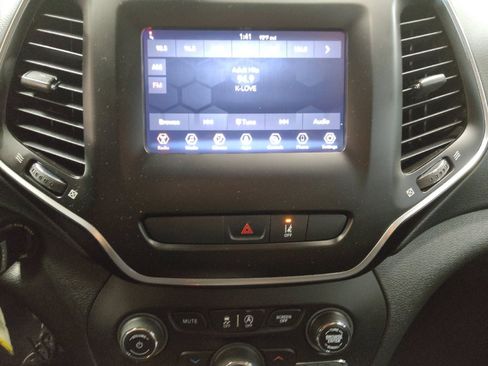 Used 2021 Jeep Cherokee Latitude FWD image 25
