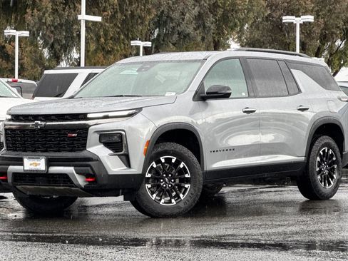 Used 2025 Chevrolet Traverse Z71 image 9