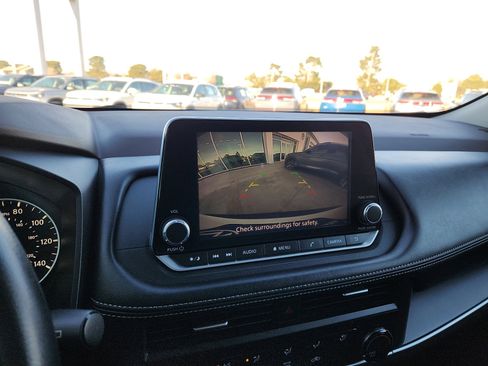 Used 2023 Nissan Rogue S image 18