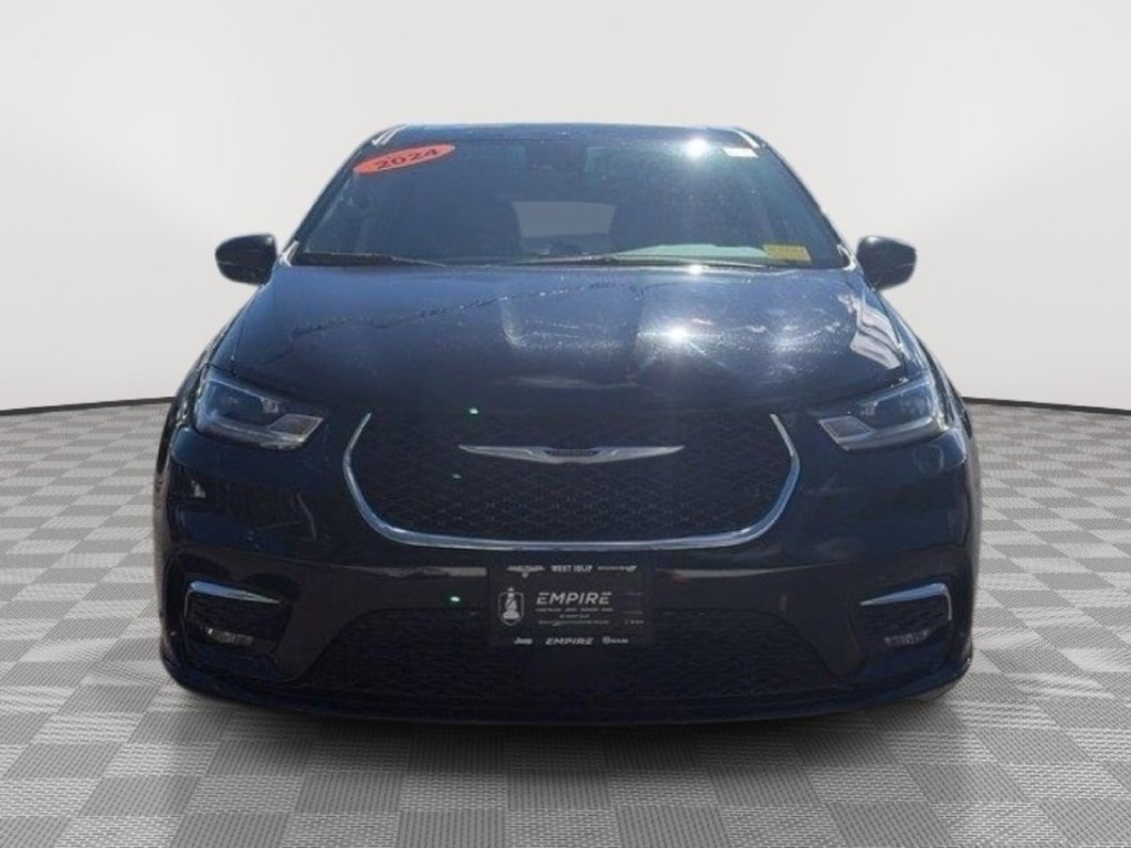 Used 2024 Chrysler Pacifica Touring-L FWD image 2