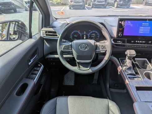 Used 2025 Toyota Sienna XSE FWD image 16