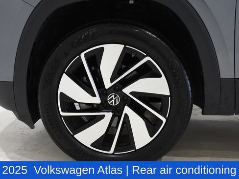 Used 2025 Volkswagen Atlas SEL AWD/4WD image 6