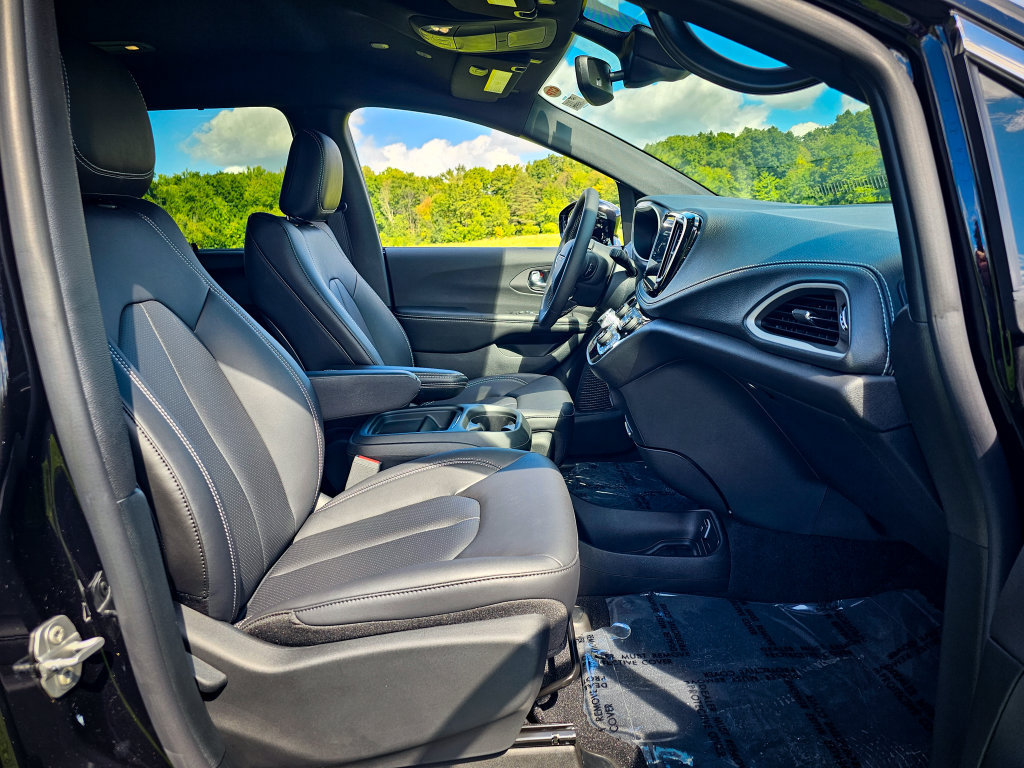 New 2027 Chrysler Pacifica Select FWD image 40