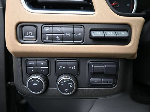 Used 2021 Chevrolet Tahoe Premier w/ Premium Package AWD/4WD image 11