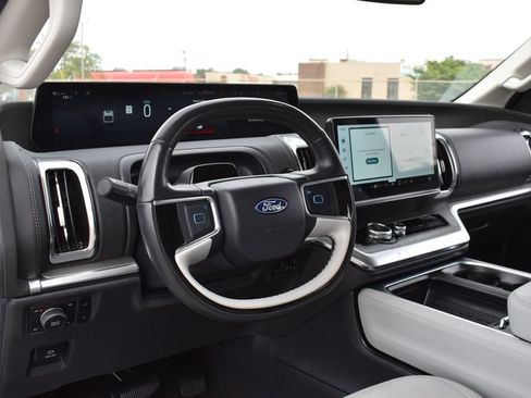 Certified 2025 Ford Expedition Max Platinum w/ Driver's Package AWD/4WD image 23