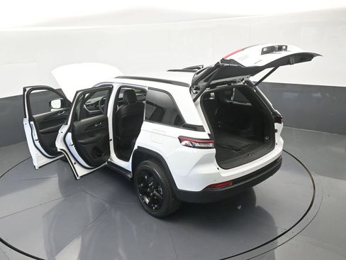 Used 2024 Jeep Grand Cherokee Altitude image 66