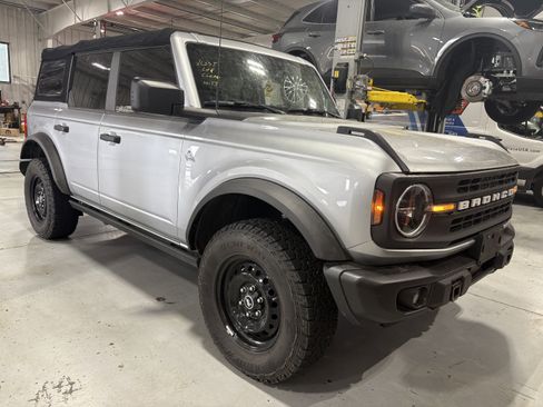 Used 2022 Ford Bronco Black Diamond image 2