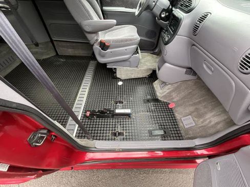 Used 1998 Dodge Grand Caravan SE FWD image 17