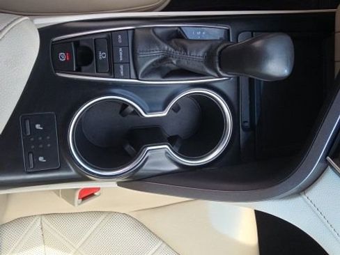 Used 2018 Toyota Camry XLE FWD image 16