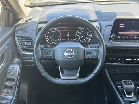 Used 2025 Nissan Rogue SV FWD image 30