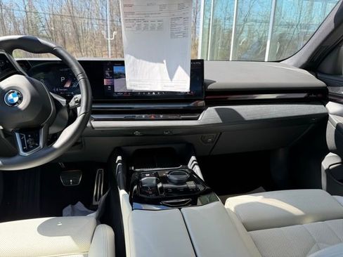 Used 2026 BMW 530i xDrive w/ M Sport Package image 11