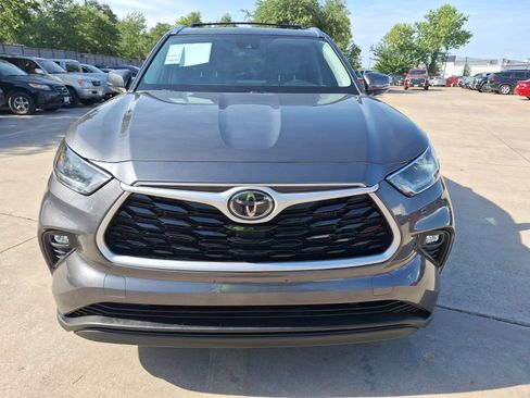 Used 2021 Toyota Highlander XLE FWD image 9
