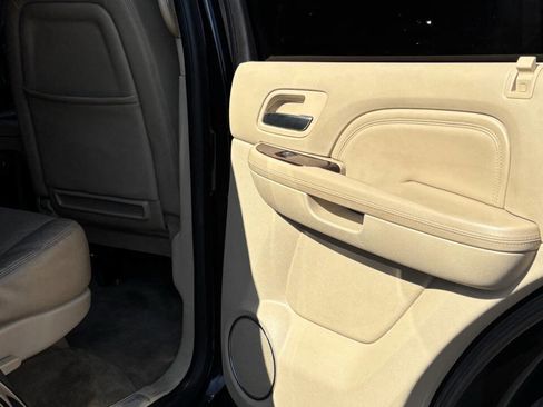Used 2012 Cadillac Escalade Premium image 18