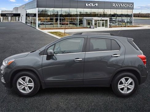 Used 2017 Chevrolet Trax LT w/ LT Convenience Package image 6
