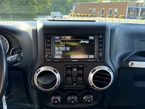 Used 2017 Jeep Wrangler Unlimited Sahara w/ Connectivity Group AWD/4WD image 23