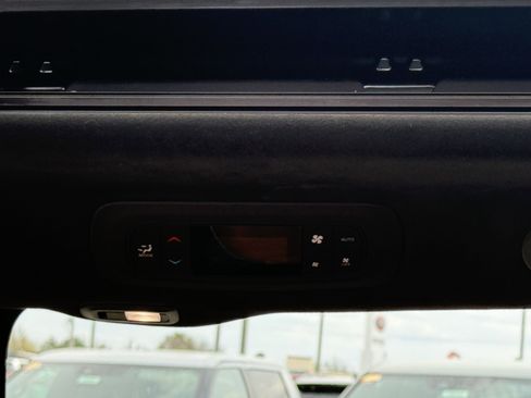 Used 2023 Chrysler Pacifica Pinnacle FWD image 26