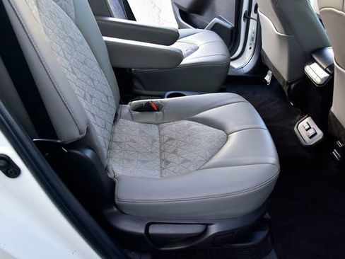 Used 2023 Toyota Highlander Bronze Edition image 15