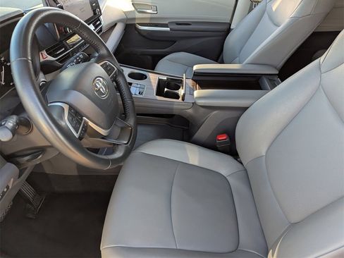 Used 2024 Toyota Sienna XLE image 32