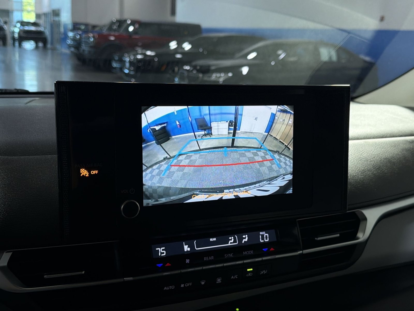 Used 2025 Toyota Sienna LE FWD image 28