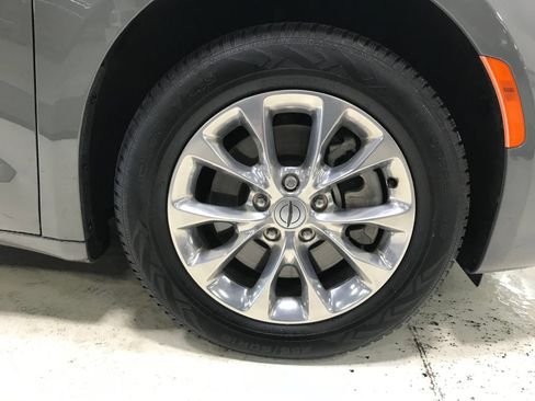 Used 2022 Chrysler Pacifica Touring-L AWD/4WD image 11