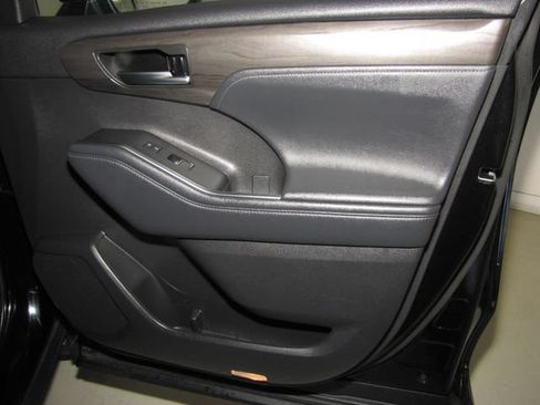 Used 2022 Toyota Highlander Limited FWD image 23