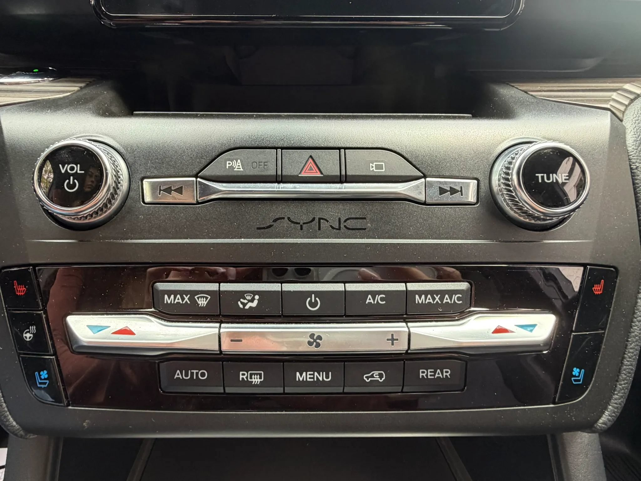 Used 2020 Ford Explorer Limited w/ Class III Trailer Tow Package AWD/4WD image 52