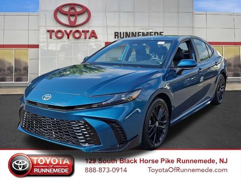 Used 2025 Toyota Camry SE FWD image 3