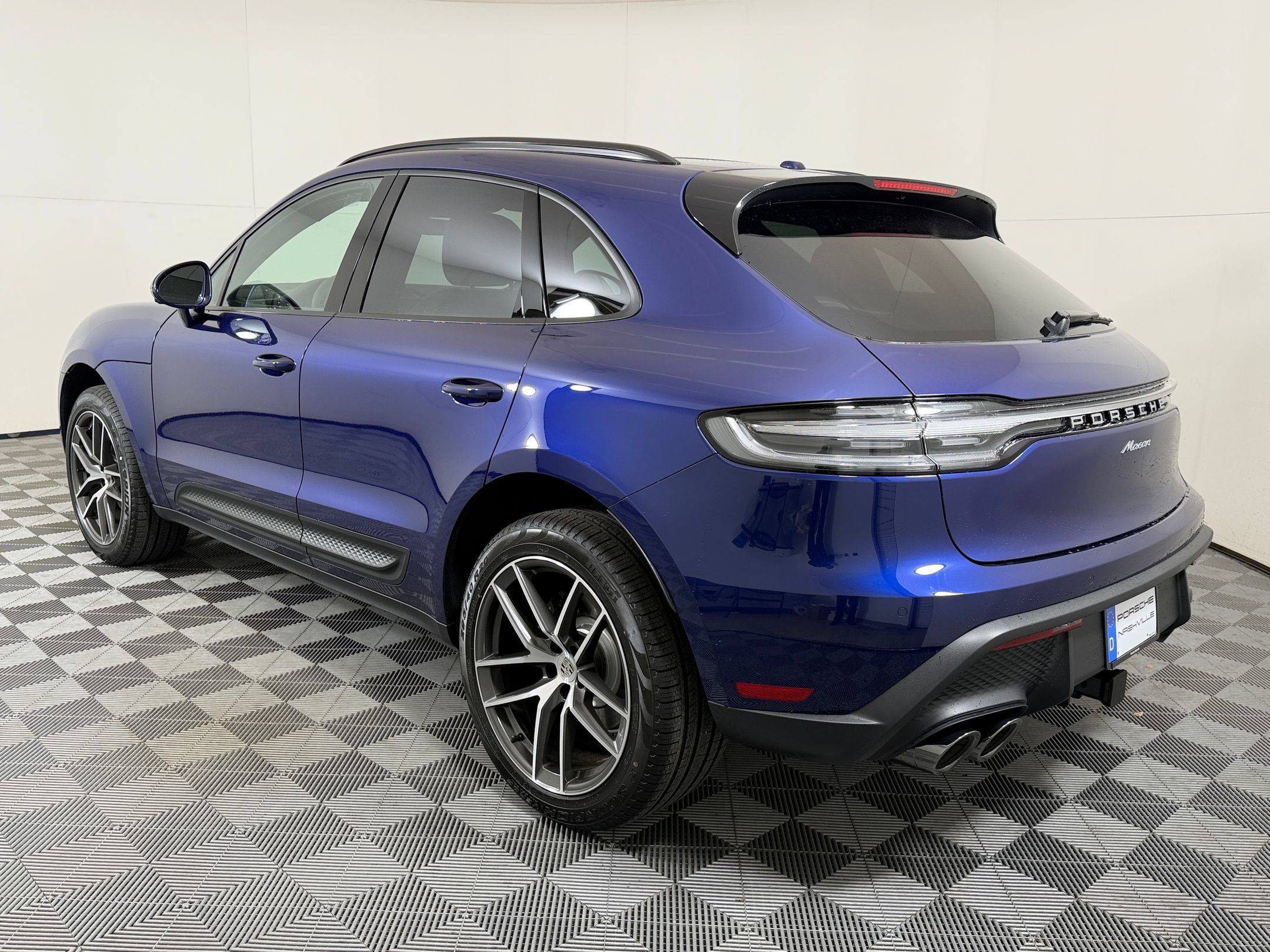 Used 2026 Porsche Macan AWD/4WD image 3