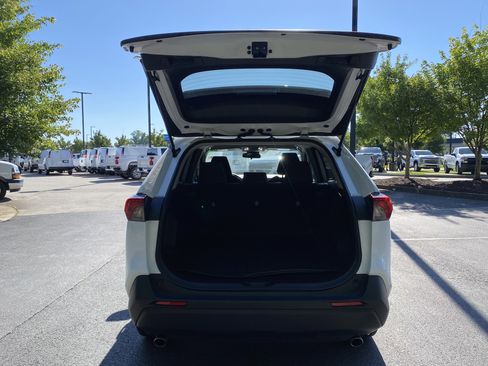 Used 2022 Toyota RAV4 LE FWD image 11