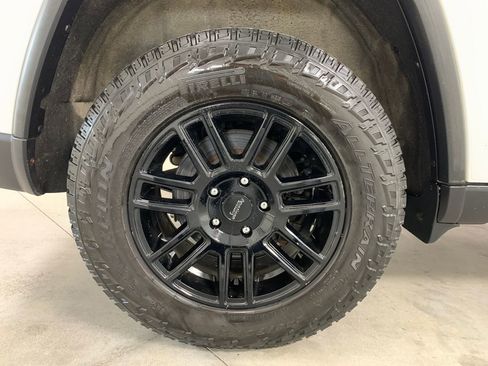 Used 2017 Jeep Grand Cherokee Limited AWD/4WD image 9
