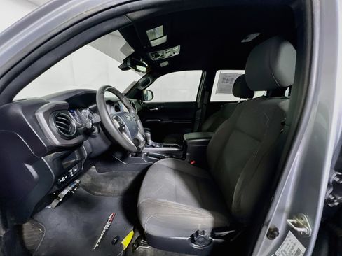 Used 2018 Toyota Tacoma TRD Off-Road AWD/4WD image 14