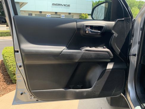 Used 2017 Toyota Tacoma TRD Sport w/ Tow Package RWD image 14