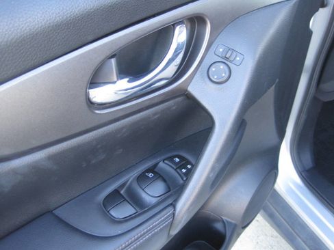 Used 2016 Nissan Rogue S image 18