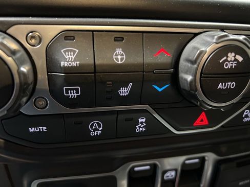 Used 2020 Jeep Wrangler Unlimited Sahara image 31