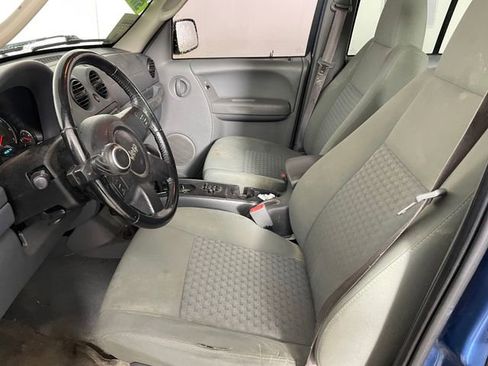 Used 2006 Jeep Liberty Sport image 2