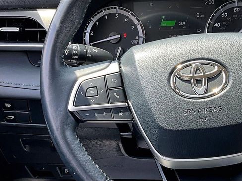 Used 2022 Toyota Highlander XLE AWD/4WD image 11