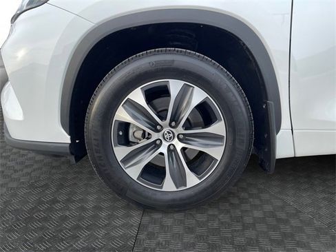 Used 2023 Toyota Highlander XLE image 14