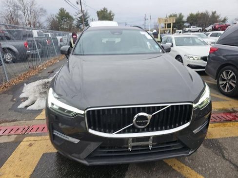 Used 2022 Volvo XC60 B5 Momentum image 2