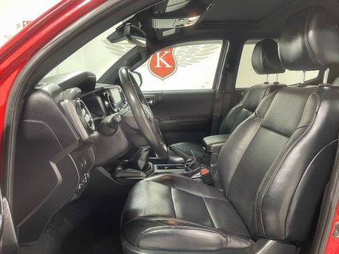 Used 2020 Toyota Tacoma TRD Sport w/ TRD Premium Sport Package AWD/4WD image 19