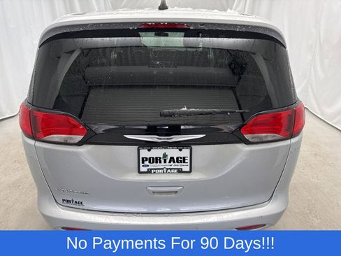 Used 2022 Chrysler Voyager LX image 3