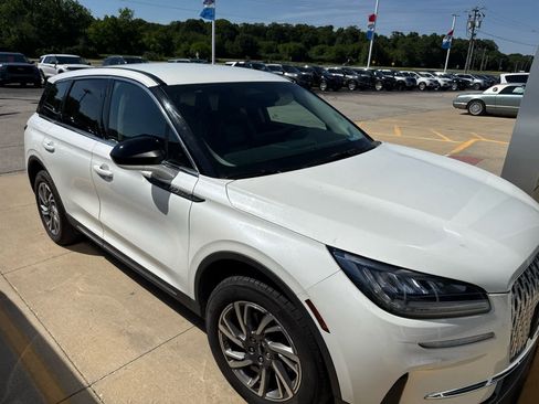 Used 2023 Lincoln Corsair AWD image 3