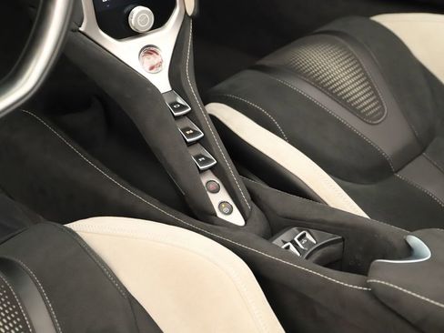 Used 2024 McLaren 750S Spider RWD image 17