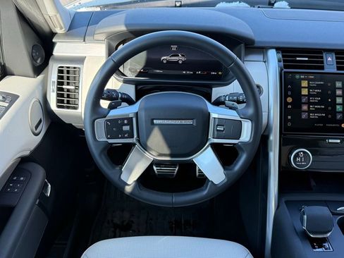 Certified 2025 Land Rover Discovery Dynamic SE image 18