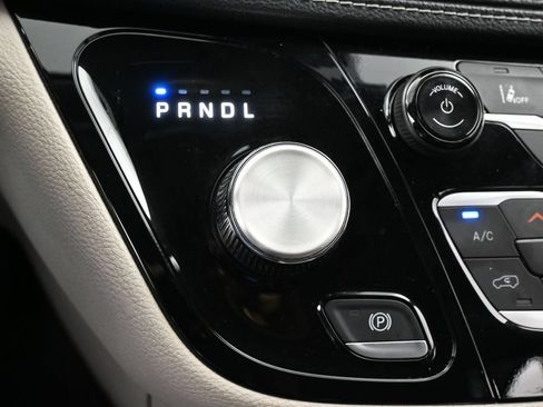 Used 2023 Chrysler Pacifica Touring-L FWD image 21